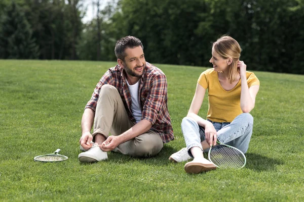 Pareja con raquetas de bádminton - foto de stock