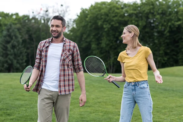 Couple avec raquettes de badminton — Photo de stock
