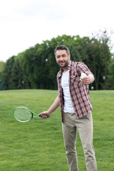 Hombre jugando bádminton - foto de stock