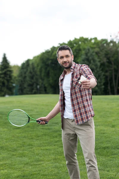 Man playing badminton — Stock Photo