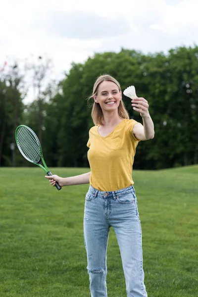 Woman playing badminton — Stock Photo