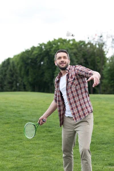 Man playing badminton — Stock Photo