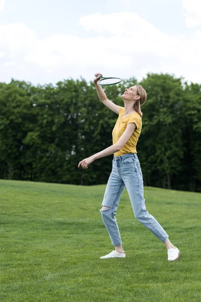 Mulher jogando badminton — Fotografia de Stock