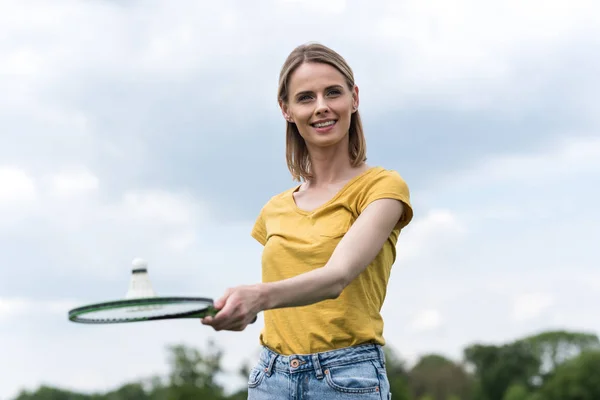 Mulher segurando badminton raquete com shuttlecock — Fotografia de Stock