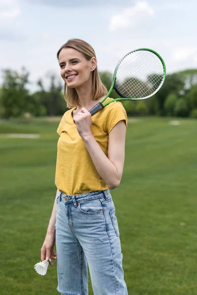 Donna con racchetta da badminton e navette — Foto stock