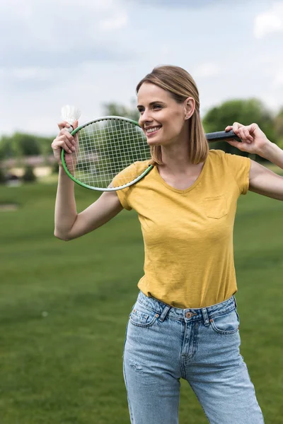 Mujer con raqueta de bádminton y lanzadera - foto de stock