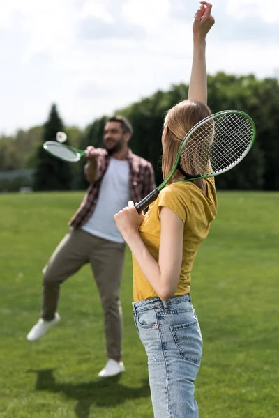 Couple jouant au badminton — Photo de stock