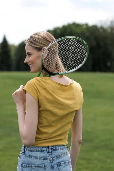 Femme avec raquette de badminton et volant — Photo de stock