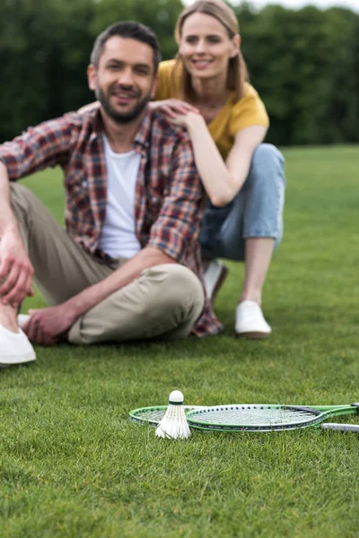 Raquettes de navettes et badminton — Photo de stock