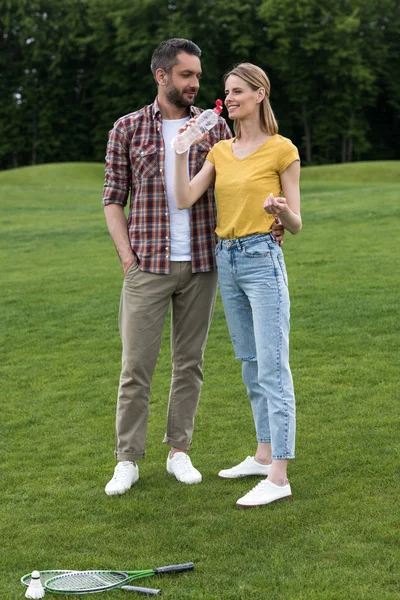 Casal relaxante depois de jogar badminton — Fotografia de Stock