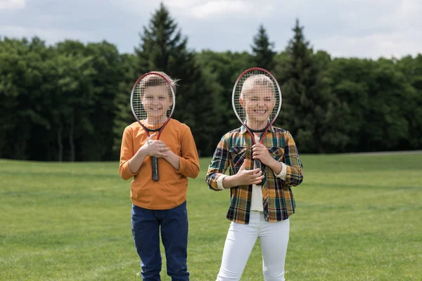 Niños con raquetas de bádminton - foto de stock