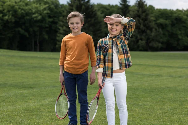 Niños con raquetas de bádminton - foto de stock