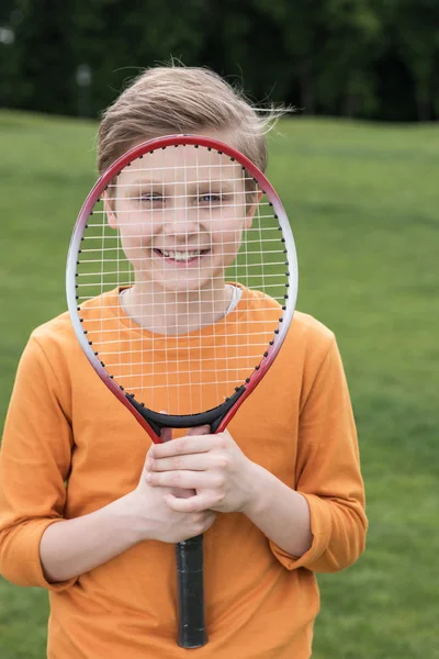 Niño con raqueta de bádminton - foto de stock