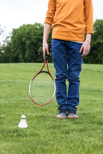 Ragazzo con racchetta da badminton — Foto stock