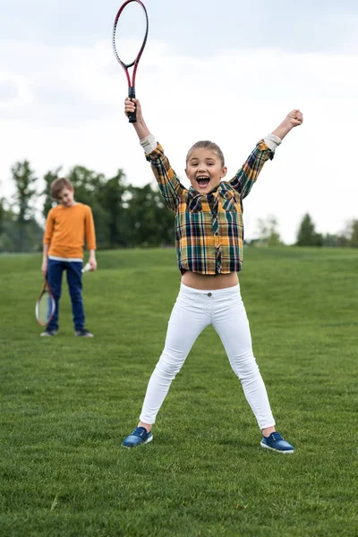 Kinder mit Badmintonschlägern — Stockfoto