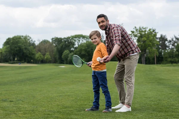 Pai e filho jogando badminton — Fotografia de Stock