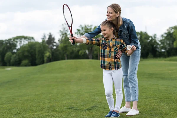 Madre e hija con raqueta de bádminton - foto de stock