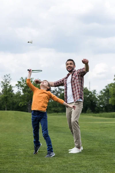Pai e filho jogando badminton — Fotografia de Stock