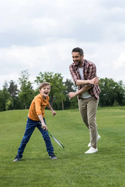 Padre e figlio che giocano a badminton — Foto stock