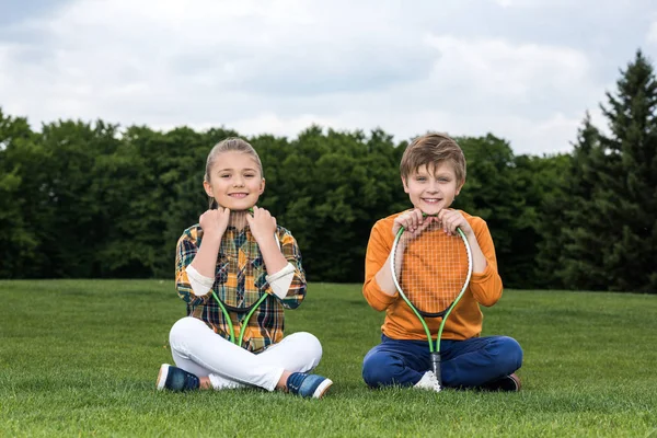 Niños con raquetas de bádminton - foto de stock