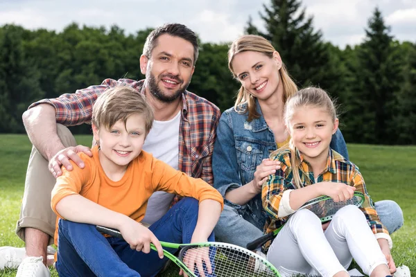 Familia feliz con raquetas de bádminton - foto de stock