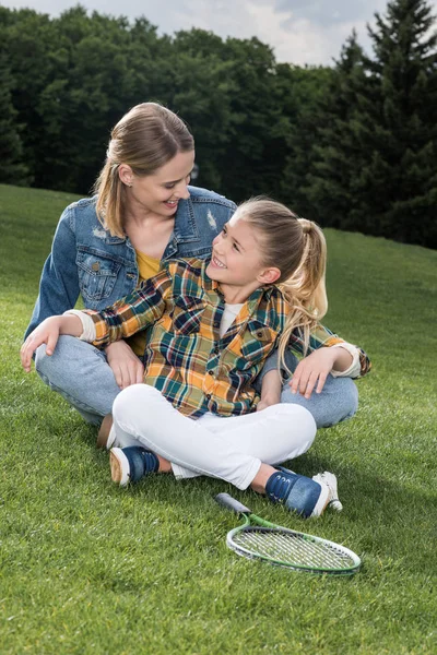 Madre e hija con raqueta de bádminton - foto de stock