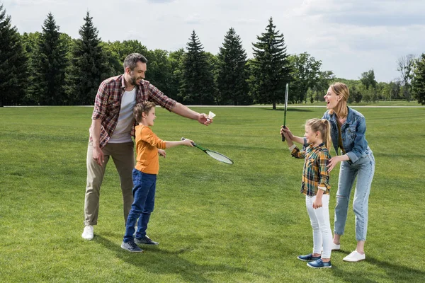 Parents playing badminton with kids — Stock Photo