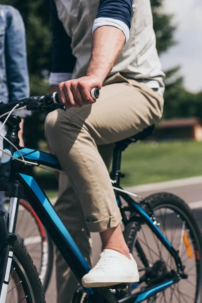 Homme à vélo — Photo de stock