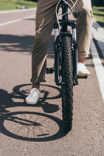 Man riding bicycle — Stock Photo