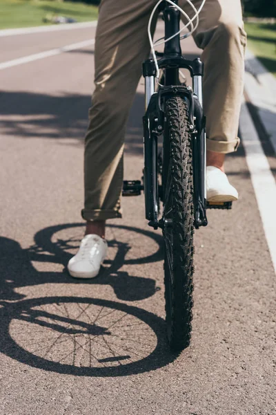 Mann fährt Fahrrad — Stockfoto