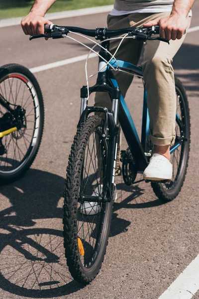 Hombre montar bicicleta - foto de stock