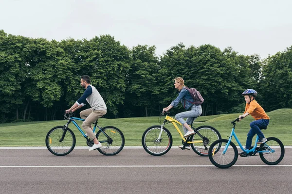 Family riding bicycles — Stock Photo