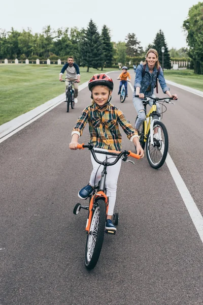 Family riding bicycles — Stock Photo