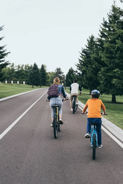 Family riding bicycles — Stock Photo