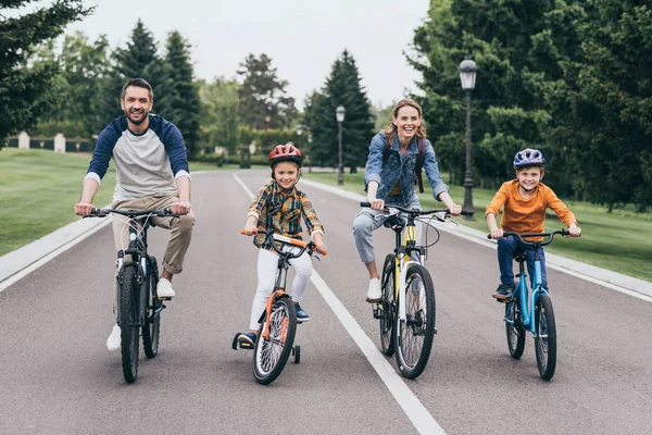 Сім'ї їзда велосипеди — стокове фото