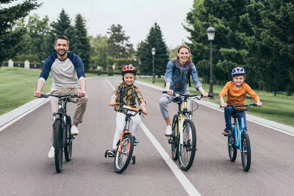 Familie fährt Fahrrad — Stockfoto