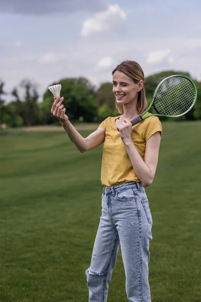 Donna che tiene racchetta da badminton e volano — Foto stock