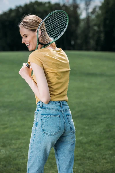 Donna che tiene racchetta badminton al parco — Foto stock