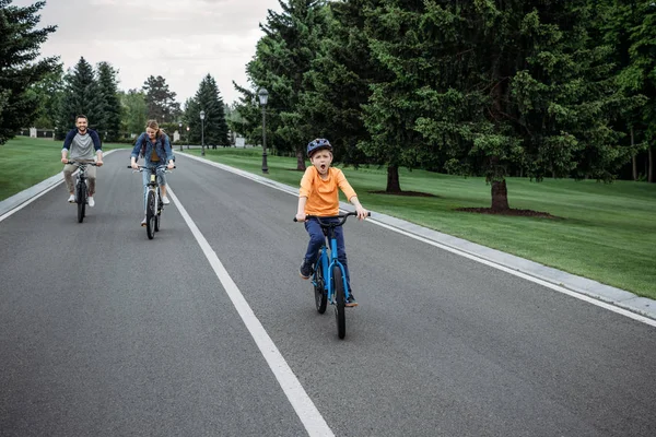 Menino andando de bicicleta na estrada — Fotografia de Stock