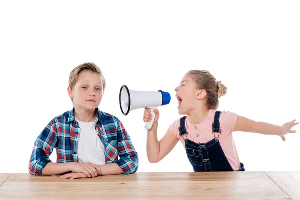 Mädchen mit Megafon brüllt ihren Bruder an — Stockfoto