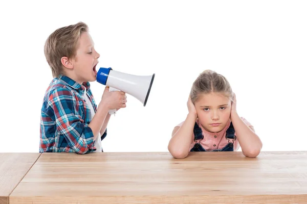 Мальчик с мегафоном, кричащий на сестру — стоковое фото