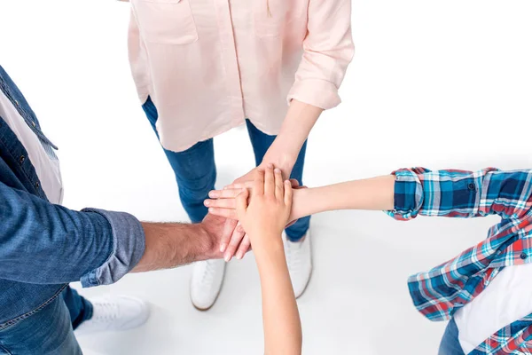 Família fazendo pilha de mãos — Fotografia de Stock