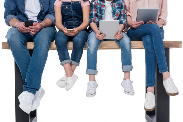 Famiglia utilizzando diversi dispositivi digitali — Foto stock