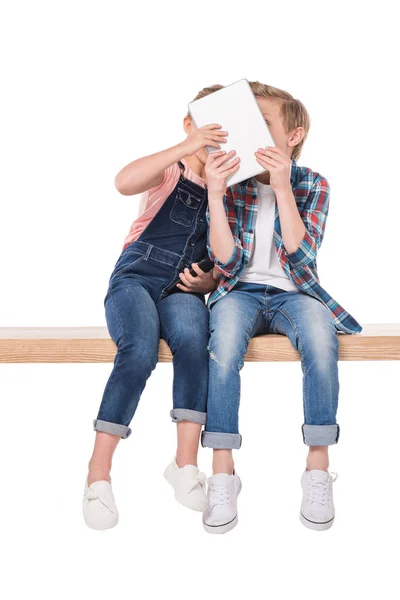 Friends using digital devices — Stock Photo
