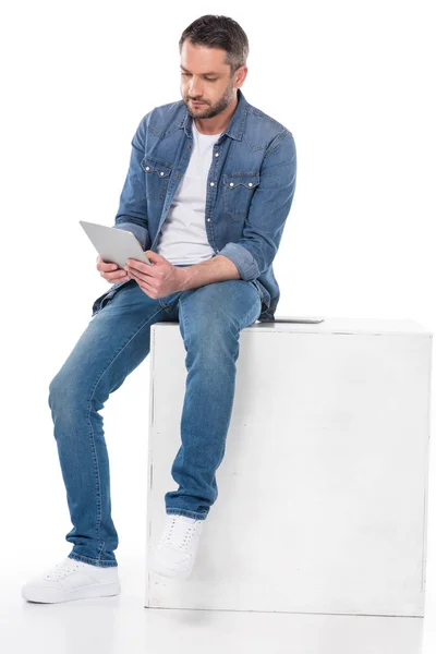 Mann nutzt digitales Tablet — Stockfoto