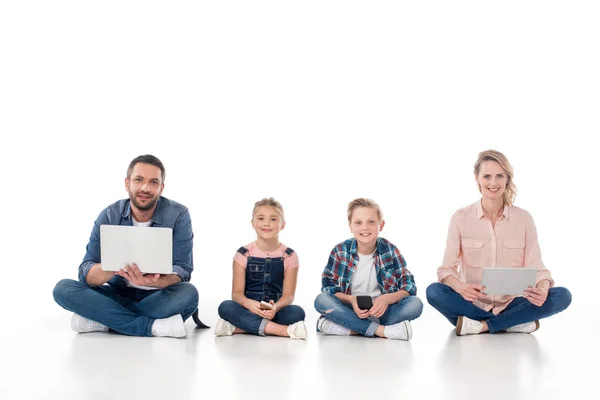 Семья с использованием различных цифровых устройств — стоковое фото