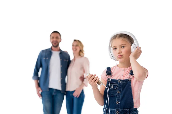 Chica escuchando música con auriculares - foto de stock