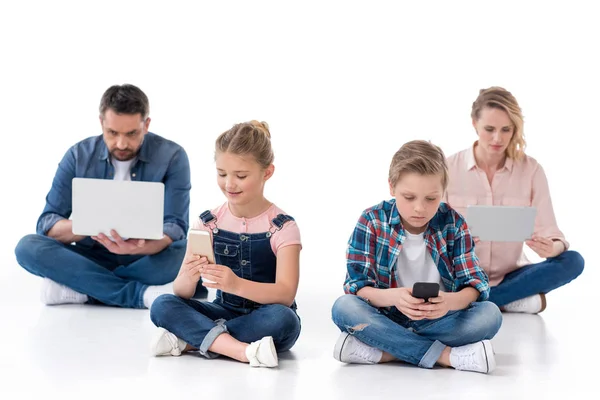 Familie mit verschiedenen digitalen Geräten — Stockfoto