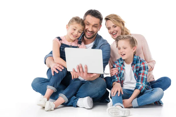 Familia usando laptop - foto de stock