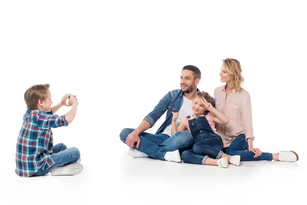 Ragazzo scattare foto sulla sua famiglia — Foto stock